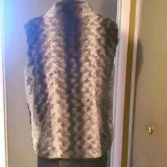 Adrienne Vittadini Faux Fur Vest - Picture 4 of 4